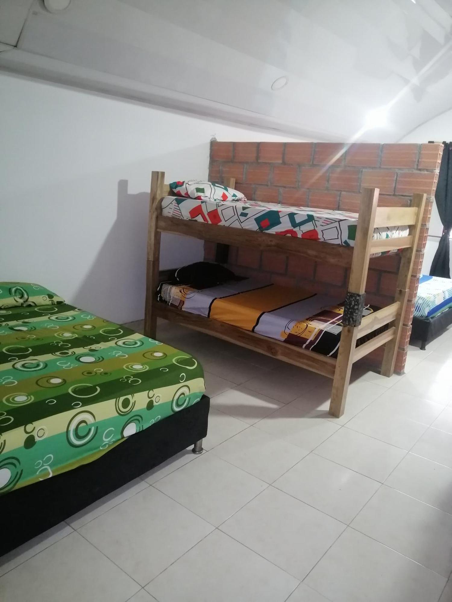 Hotel Low Cost La Dorada Zewnętrze zdjęcie
